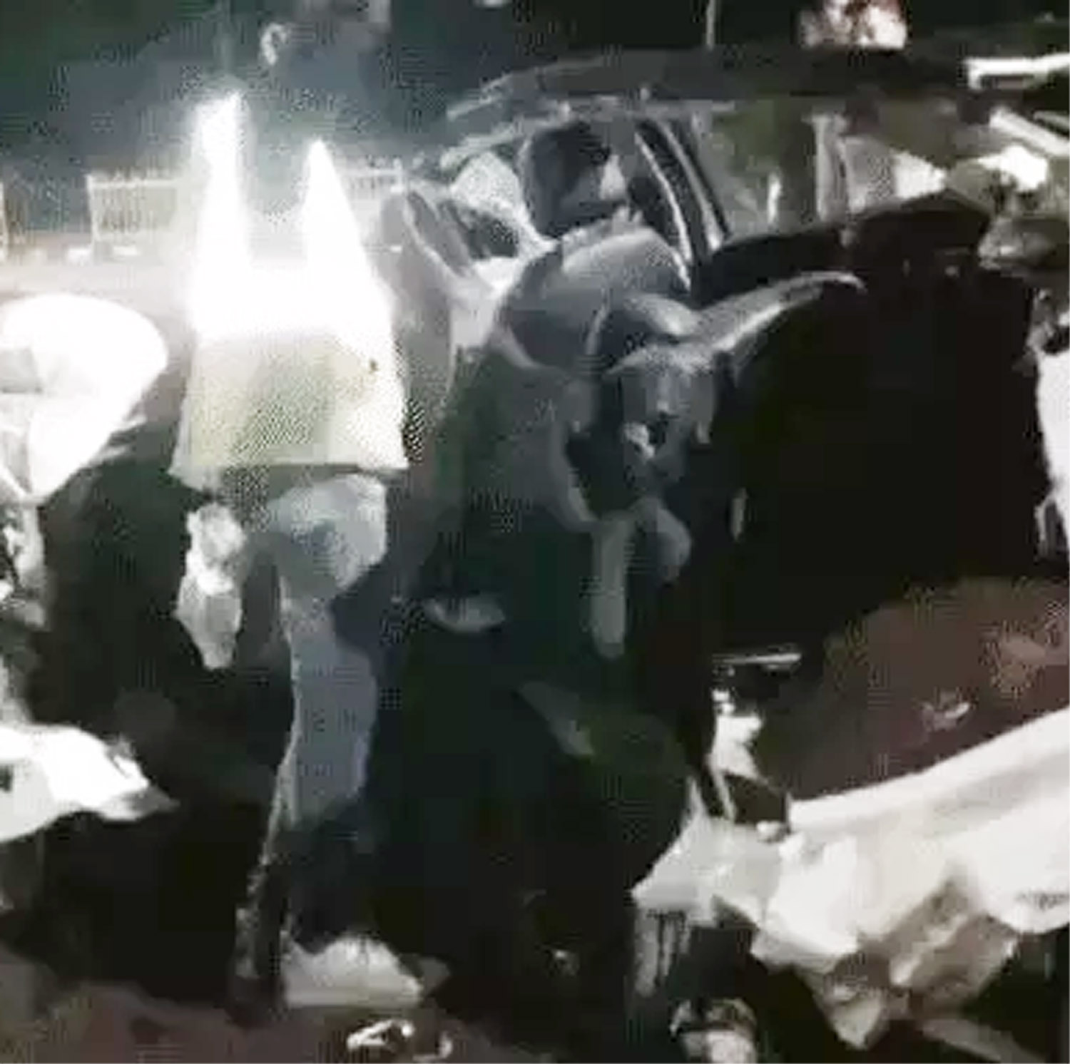 कार ने ट्रेलर को मारी टक्कर, एक युवक की मौत, दूसरा घायल
